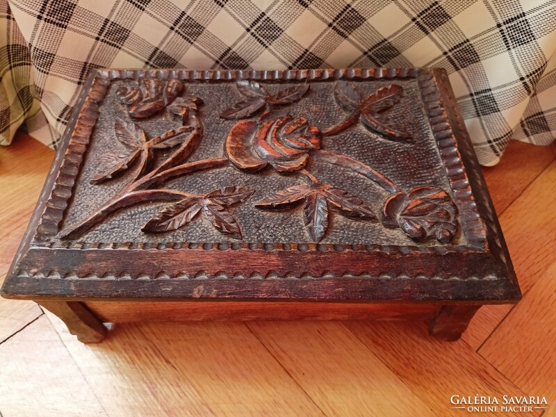 Old wooden gift box with flower motif 2000 ft