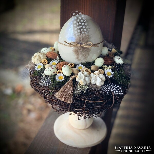Ceramic egg, with wreath, table decoration