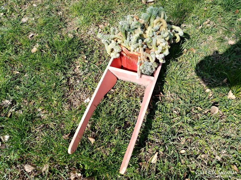 Kreatív udvari virágtartó, virágláda, régi játék fa talicska (65 x 20 cm.)