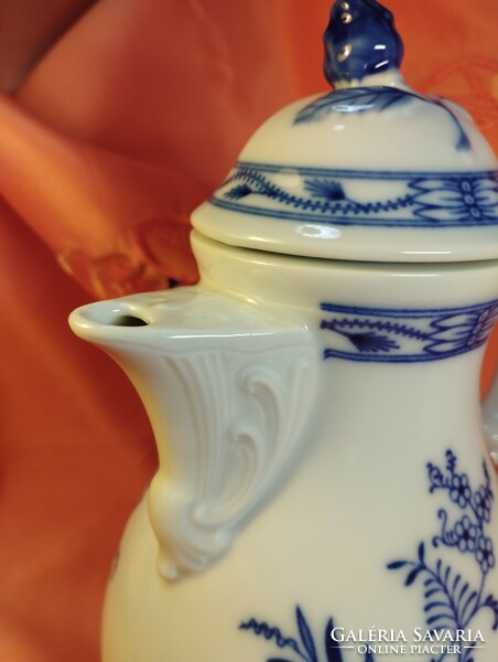 Gyönyörű német hagymamintás porcelán kiöntő