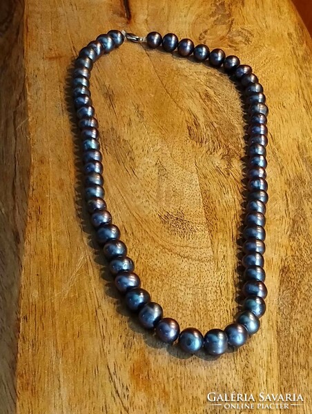 Fekete gyöngy (tenyésztett) nyaklánc, gyűrű, fülbevaló. Baliról.