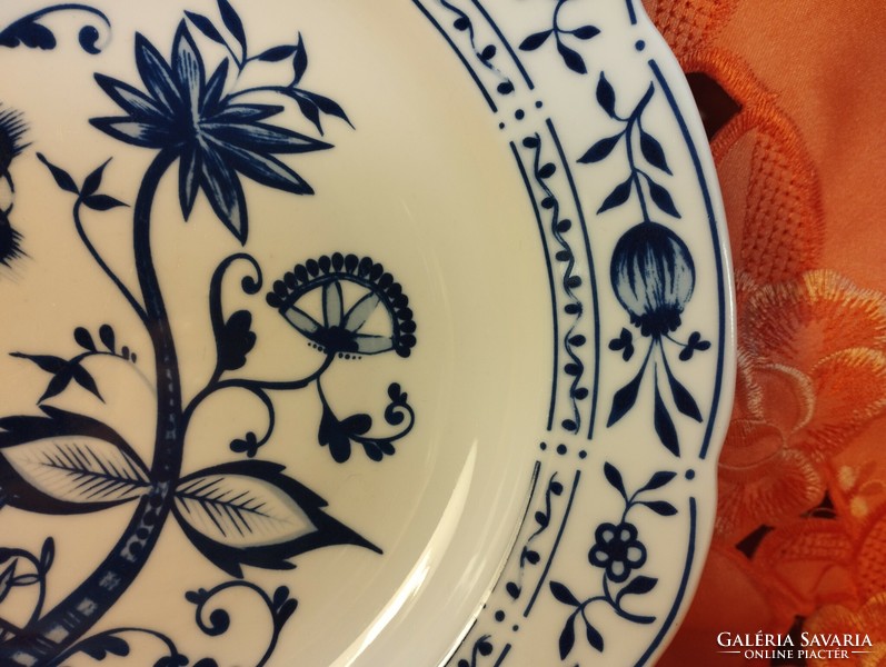 Gyönyörű német hagymamintás porcelán nagy mély kínáló tál, tányér, 2 db