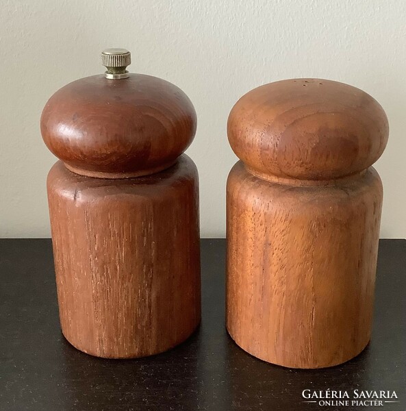 Wooden pepper grinder and salt shaker, 12 cm.