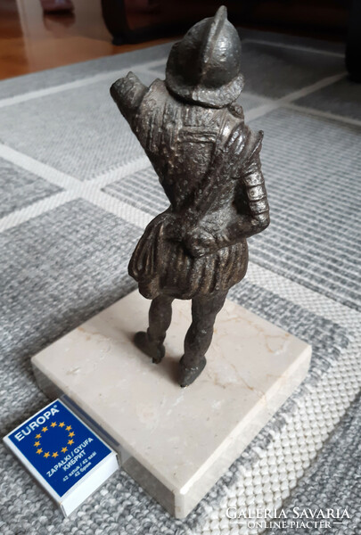 Antique cast soldier statue on a marble plinth, 19 cm