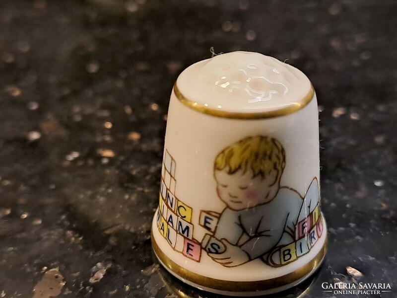 Vintage angol porcelán gyűszű Vilmos első születésnapjának emlékére Royal Family Williem