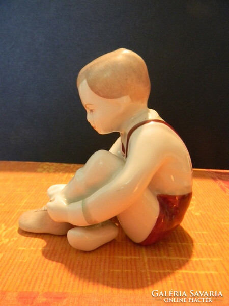 Aquincumi porcelán: cipőjét fűző fiú