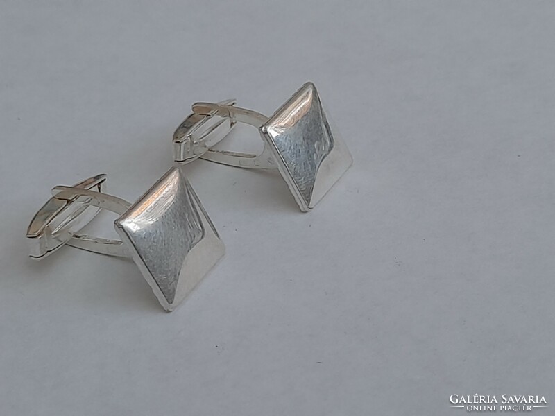 A pair of beautiful 925 silver cuffs, never worn, full of mint marks