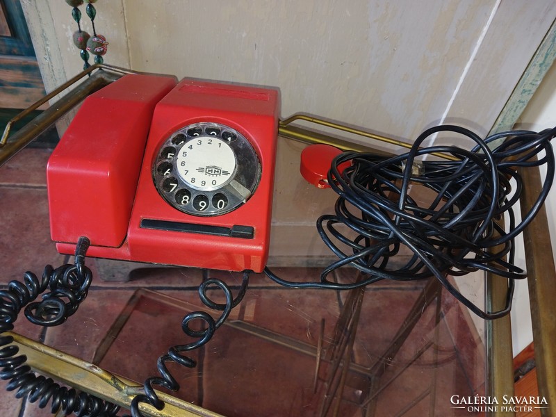 Piros tárcsás telefon