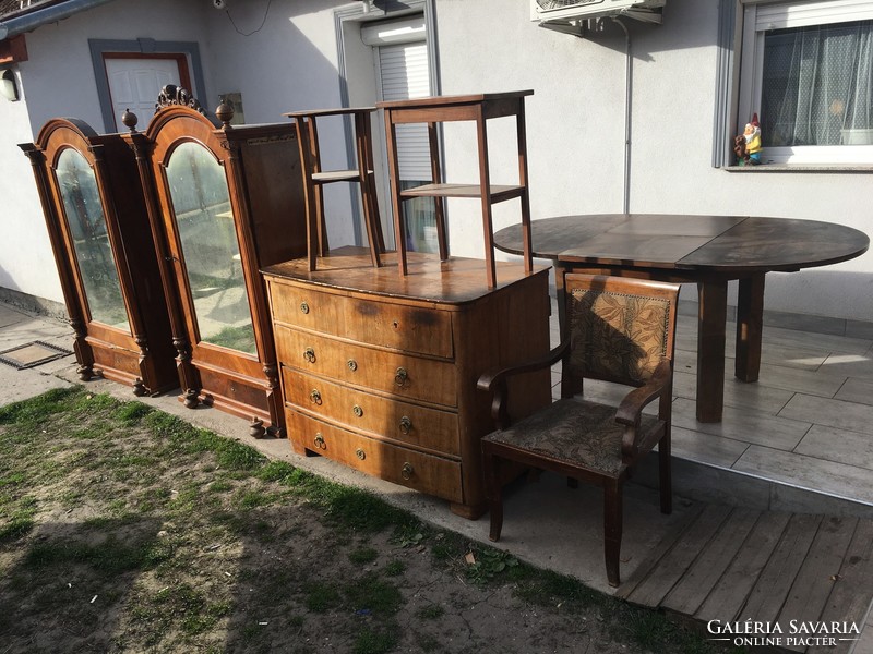 Felújítandó antik bútorok egyben eladók.