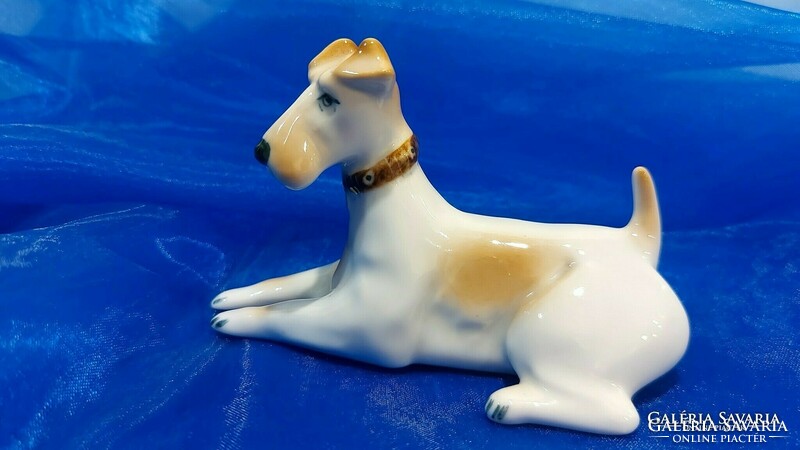Zsolnay porcelán fekvő Foxi kutya