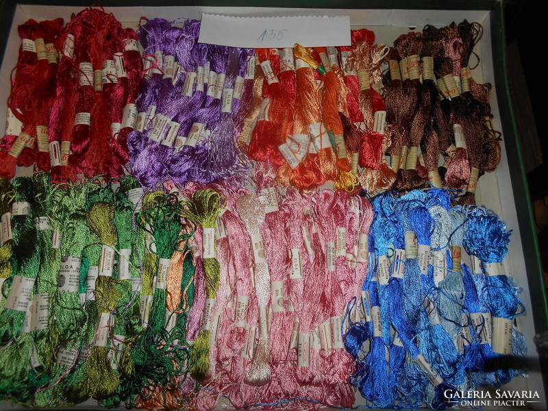 Varrónői hagyatékból 135 motring osztott selyemhímző fonal vegyes színek