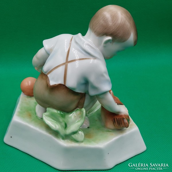 Sinkó András  Zsolnay Tyúkot simogató gyermek porcelán figura