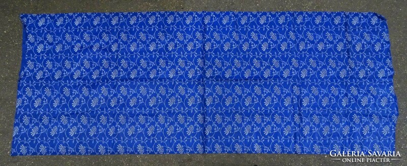1Q834 Hajtogatott virágos kékfestő anyag 76 x 200 cm