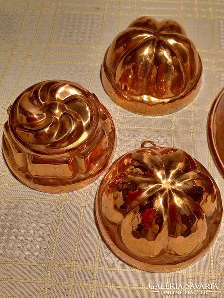 4 Red copper baking tins can be hung on the wall