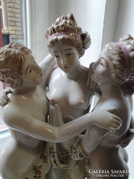 A három grácia porcelánszobor Canova eredeti mintájára, alján jelzéssel. Nagyon szép dekoratív darab