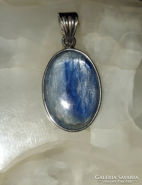 Silver pendant with kyanite stone