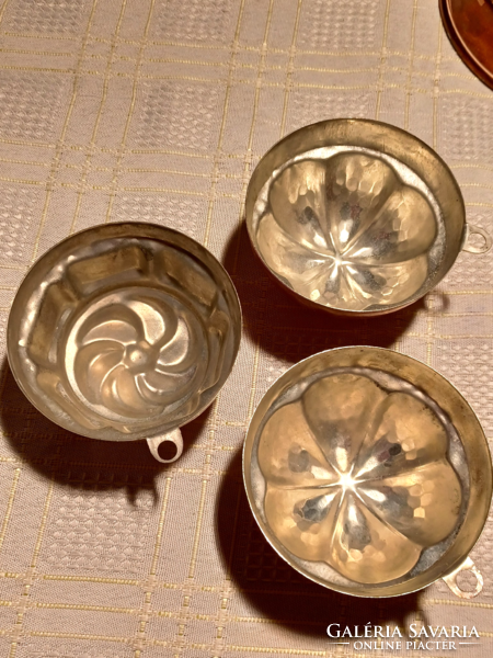 4 Red copper baking tins can be hung on the wall