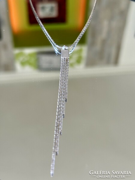Dazzling and graceful silver necklace, embellished with a blue pendant