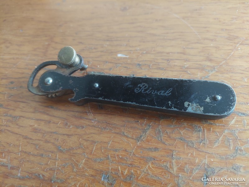 Rival 2.Vh? Antique can opener