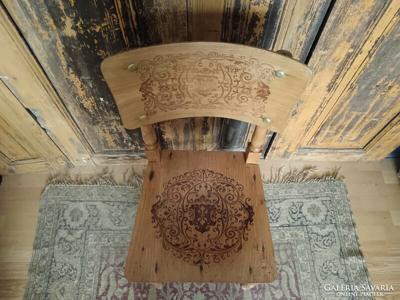 Különleges fa szék, égetett mintás jó formájú, 20. század elejei dekoratív szék, réz szegecsekkel