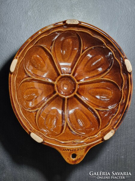 *Honey brown color, round shape with flower petal pattern, kuglóf shape, baking dish, wall decoration