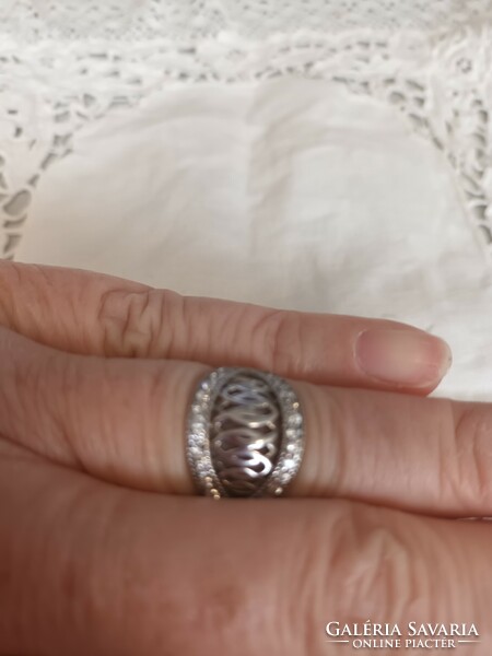Eladó régi ezüst kézműves gyűrű fehér cirkóniával!