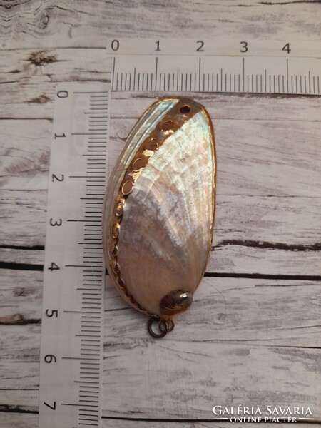 Shell pendant, mother-of-pearl