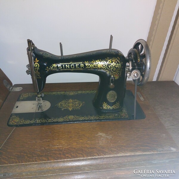 Singer sewing machine for sale, in working condition