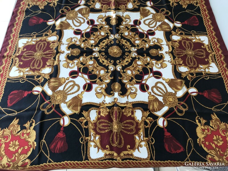 Hatalmas selyemkendő klasszikus mintával, 95 x 94 cm