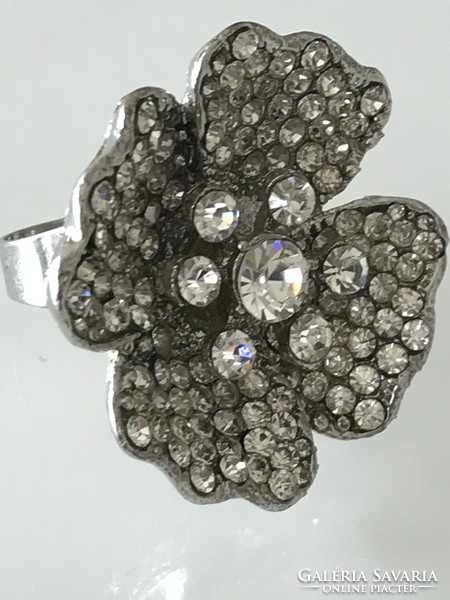 Virágfejű gyűrű ragyogó kristályokkal, 3,5 cm átmérőjű a virág
