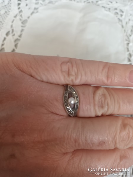 Eladó régi kézműves ezüst gyűrű tenyésztett gyöngyel, markazittal!