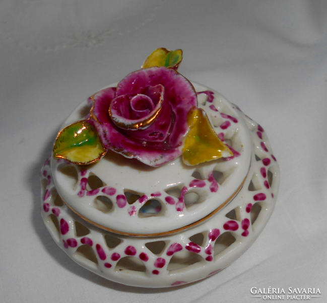 Porcelán áttört  ékszertartó doboz , virág díszítéssel