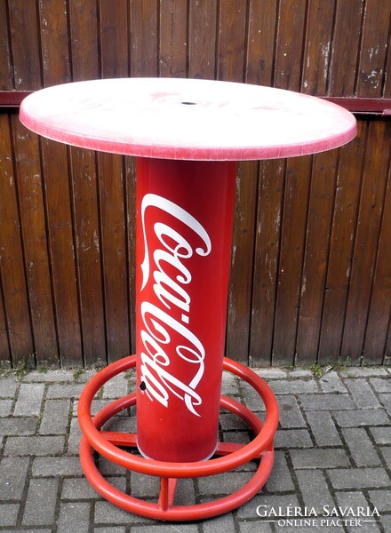 Hatalmas Coca Cola Bárasztal