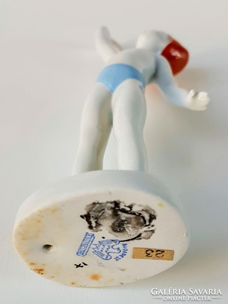 Strandoló integető kisfiú - Aquincumi porcelánfigura
