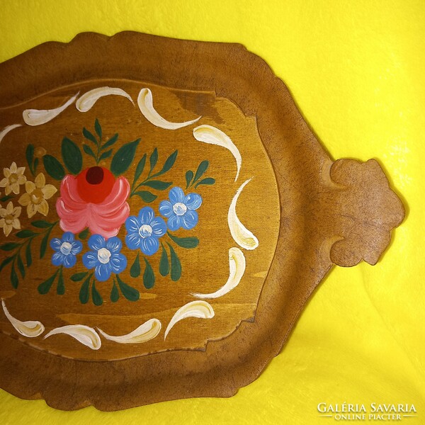 Hand painted wooden tray. An offerer.