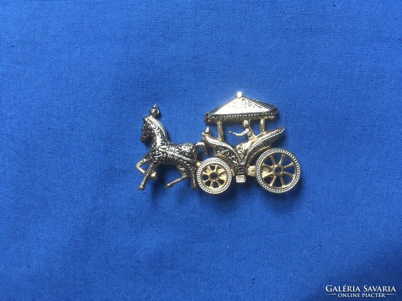 Toledói különleges aranyozott fém lovas hintó kitűző