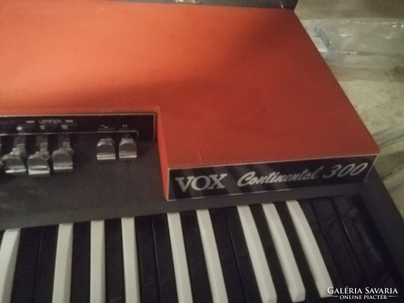 Vox continental 300 organ synthesizer