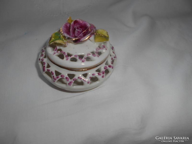 Openwork porcelain jewelry box with flower decoration