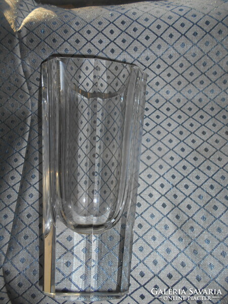 Oldalán lapra  csiszolt vastag  üveg  váza-20-as évek. mérete:20,5 cm
