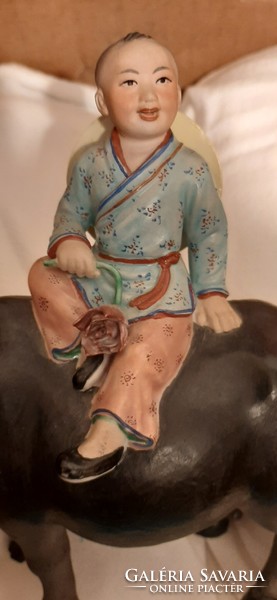 Kínai fiú bivalyháton rózsával a kezében. Részletgazdag, kézi festésű, 19 cm magas porcelán szobor.