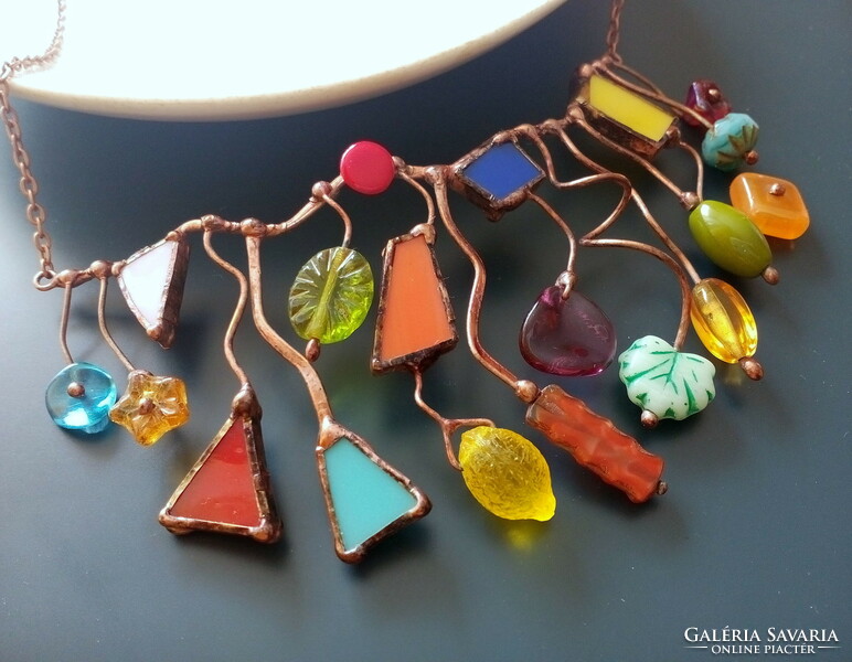 Színes üvegekből és színes üveggyöngyökből kialakított látványos nyaklánc