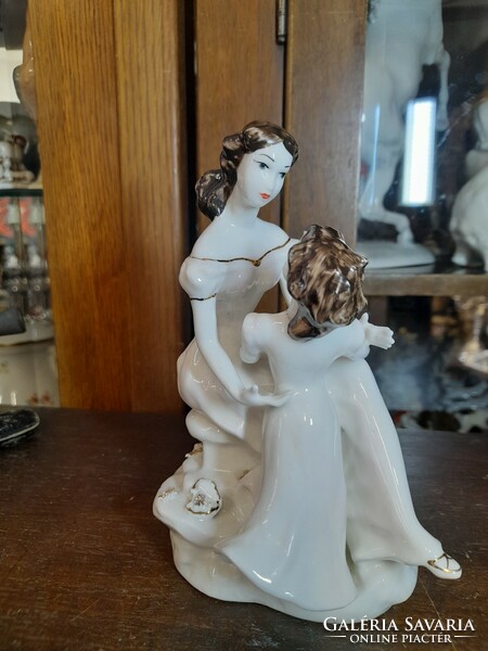 Mother and daughter art deco porcelain figurine. 16 Cm.