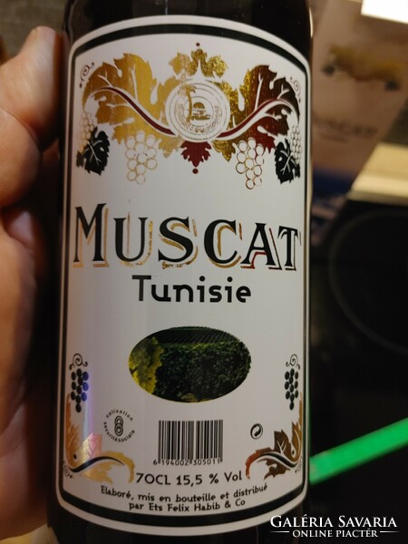 Muscat Tunisian wine in a box