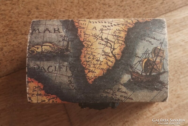 Antique gift box decorated with a map, 8x5x5cm