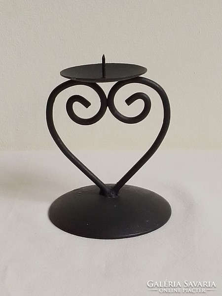Kis vas fém gyertyatartó fekete porszórt festéssel kovácsoltvas jellegű szív forma