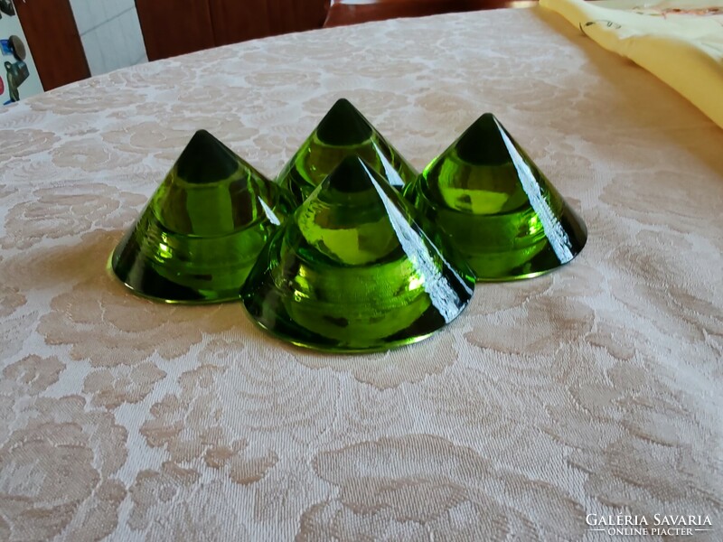 Piramis talpú urán zöld színű nehéz üveg gyertyatartó