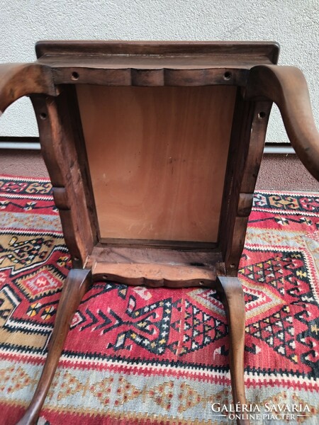 Neobaroque footstool in good condition. Negotiable.