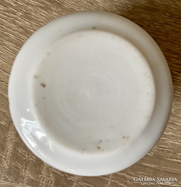 Antik jelenetes porcelán szelence, réz szerelékes különleges porcelán ékszertartó