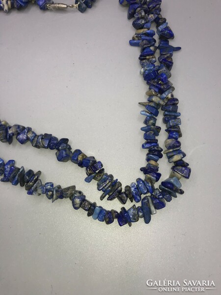 Akár dupla soros 103 cm hosszú lapis lazuli  chipsekből készült ásvány lánc
