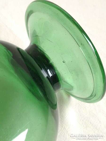 Antik régi zöld fújt huta üveg talpas váza kiöntő butélia különleges formájú 24 cm